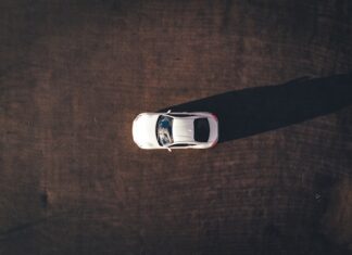 Come proteggere la tua privacy quando guidi un’auto connessa ad internet